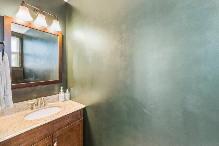 Bathroom 2, The Oaks 4 Bedroom Home, Georgetown