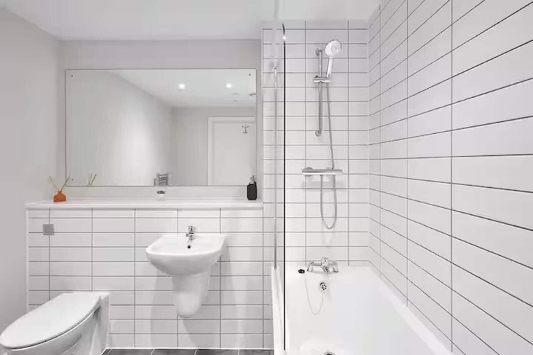 Bathroom 2, 2 Bed - Sleeps 6 - Parking - City Centre, Sefton
