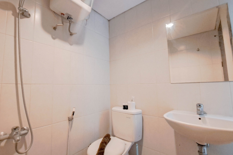 Bathroom 5, Best View Studio at Apartment Skyland City Jatinangor By Travelio, Sumedang