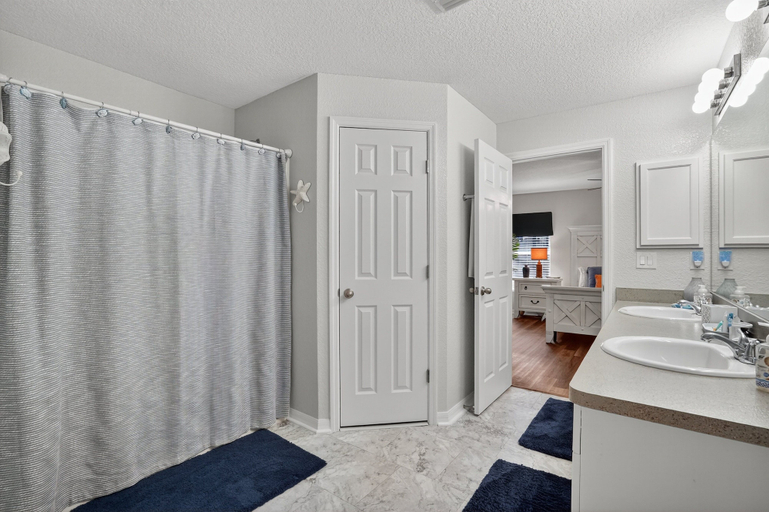 Bathroom 3, Spacious 4br Retreat With Heated Pool & Spa 4 Bedroom Home, Sarasota