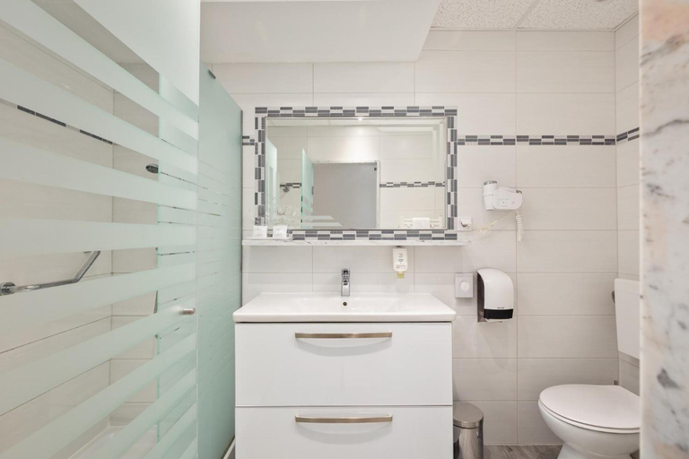Bathroom 2, Maslinica Hedera Hotel, Labin