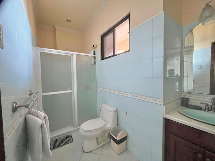 Bathroom 3, Casaroyal Beachfront, Siquijor