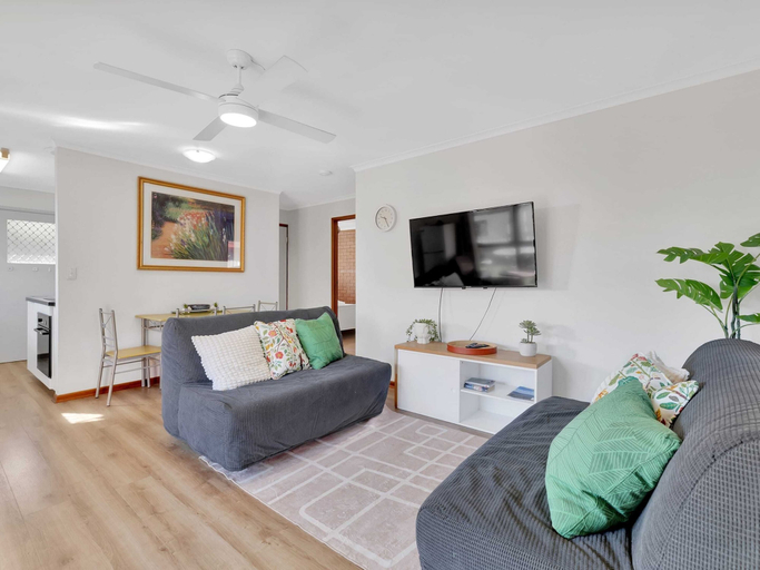 Living area 5, Tranquil 2-bed Townhouse Close to Beach, Redcliffe-Scarborough