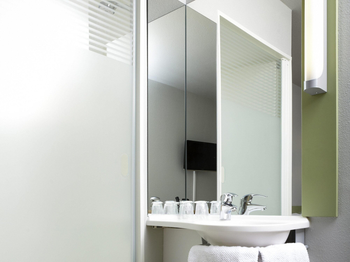 Bathroom 4, ibis budget Pontarlier, Doubs