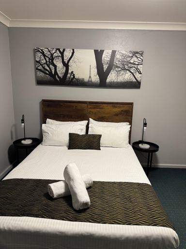Bedroom 3, Crest Motor Inn, Queanbeyan