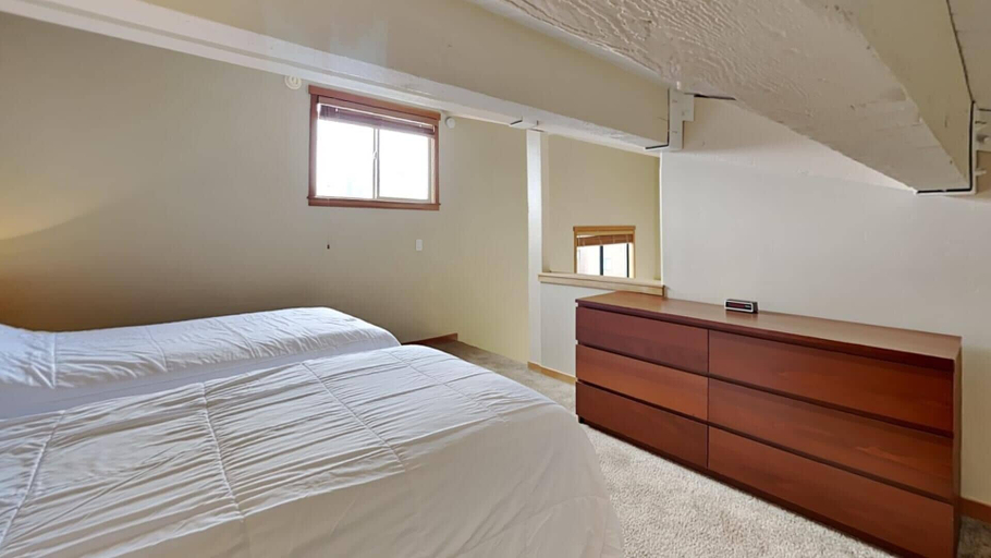 Room 2, Beautiful Mountainside 4 BR Plus Loft/4 Bath Home in Mammoth! by RedAwning, Mono
