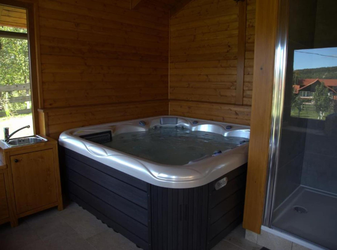 Private spa tub, Brezova Poljana Lodge With Sauna and Hot-tub, Vrbovsko
