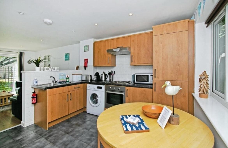 Private kitchen 3, Atlantic Reach Cozy 2-bed With Parking, Cornwall
