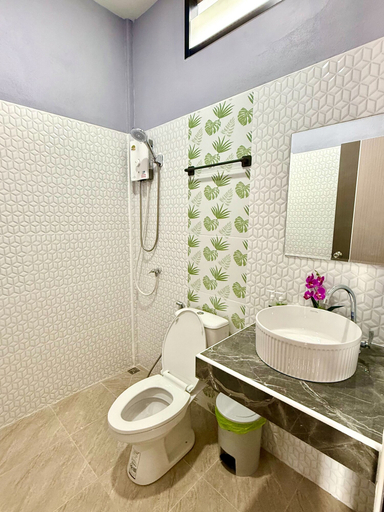 Bathroom 5, Asama Bungalow, Ko Lanta