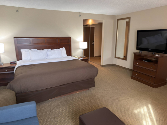 Bedroom 2, Wingate by Wyndham Utica, Macomb