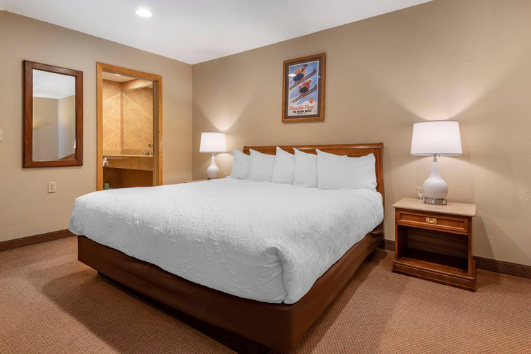 Bedroom 3, Mountain Edge Suites at Sunapee, an Ascend Collection Hotel, Merrimack