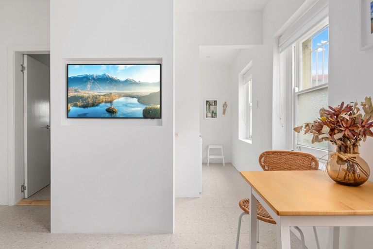 Living room, Bright 1-bed Apartment in Coastal North Bondi, Sydney
