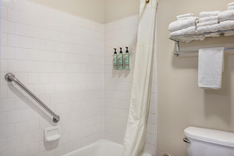 Bathroom 4, Best Western Town & Country Lodge, Tulare