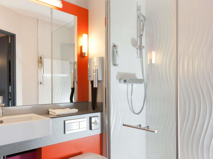 Bathroom 5, ibis Styles Romans Valence Gare TGV, Drôme