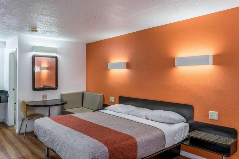 Bedroom 2, Motel 6 Maryland Heights, MO, Saint Louis
