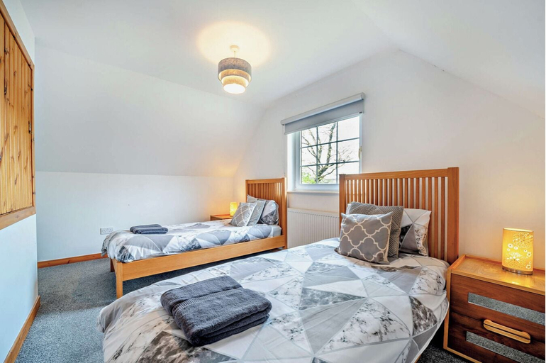 Bedroom 2, La Fortuna Lodges, Stirling