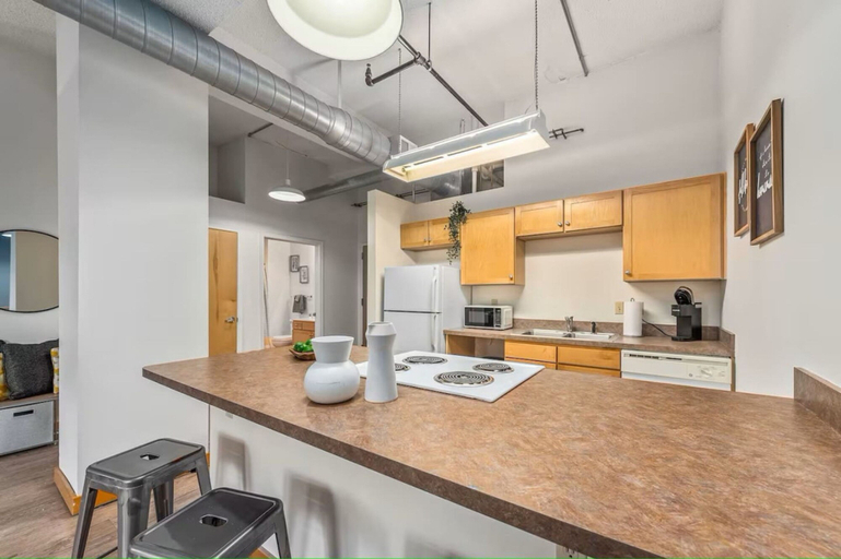 Room 2, King Bed Downtown KC Walkable KC Loft Parking, Kansas City