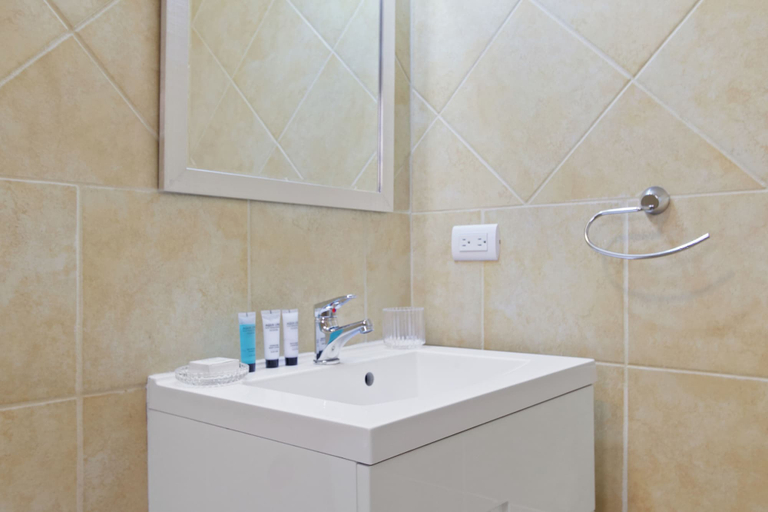 Bathroom 4, Diamante 235-a