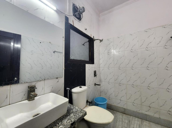 Bathroom 4, Grand Central Hotel, Delhi