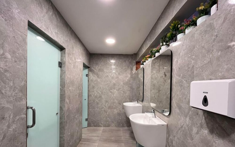 Bathroom 3, The Chic Chamber 2BR at Royal Makassar Apartment, Makassar