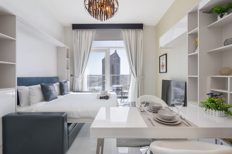 Room 4, Relaxing and Gorgeous Studio in Miraclz by Danube, Dubai