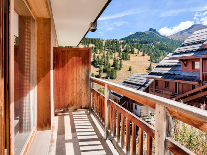 Others 4, Chalet in Vars with Ski-In Ski-Out Access, Hautes-Alpes