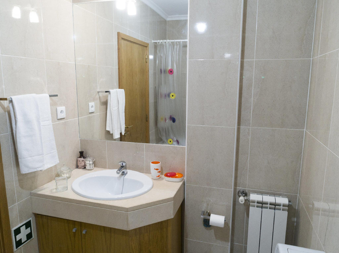 Bathroom, Madalena Beach Apartment by MP, Vila Nova de Gaia