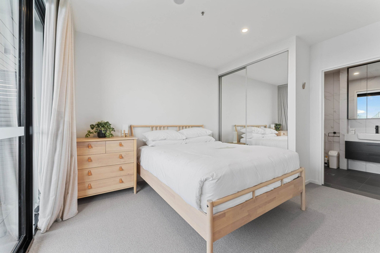 Room 5, Perfect Location 1-bed With Balcony, BBQ & Parking, Canberra