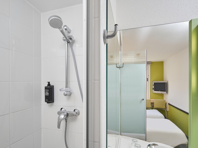 Bathroom 4, ibis budget Wroclaw Poludnie, Środa Śląska