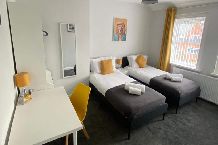 Room 5, House - Sleeps 6 - Pet Friendly - Parking, Newcastle upon Tyne