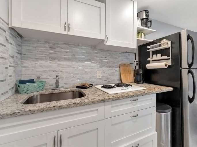 Room 5, Beach 2 Blocks Away Heated Pool Waterview Suite, Pinellas