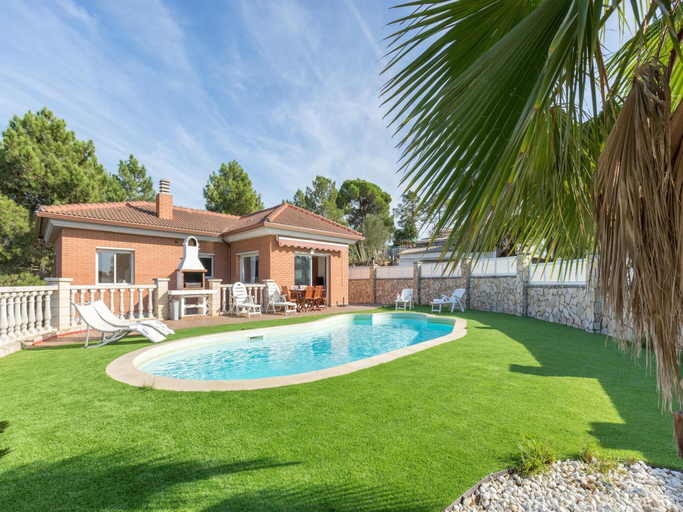 2, Serene Villa With Pool and Outdoor Dining, Girona