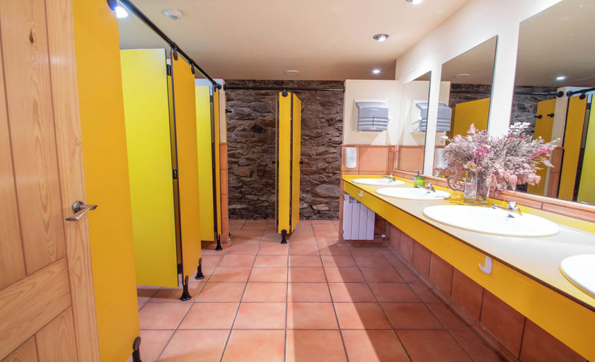 Bathroom 3, Hostal Xalet Refugi Pere Carné - Hostel, Girona