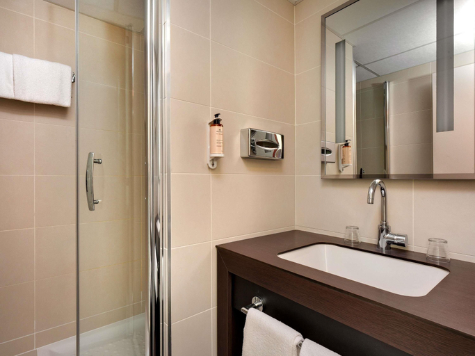 Bathroom 5, Mercure Vichy Hotel, Allier