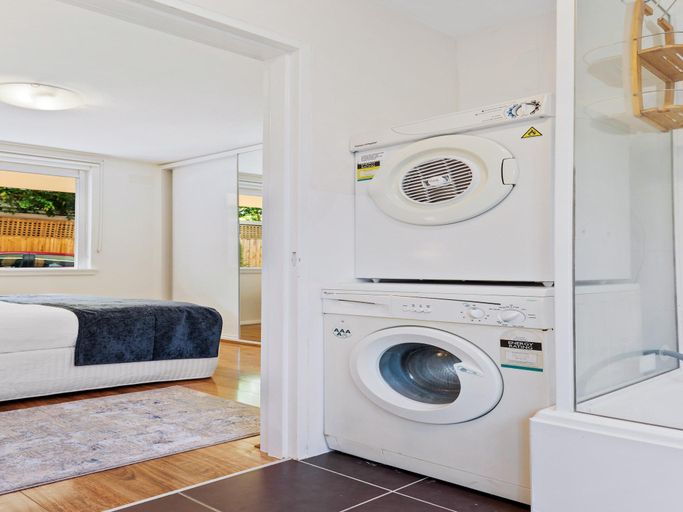 Bathroom 2, Snug St Kilda Apartment with Private Courtyard, Melbourne