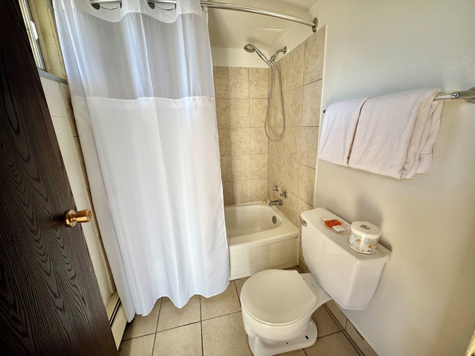 Bathroom 3, Fairview Inn, Division No. 19