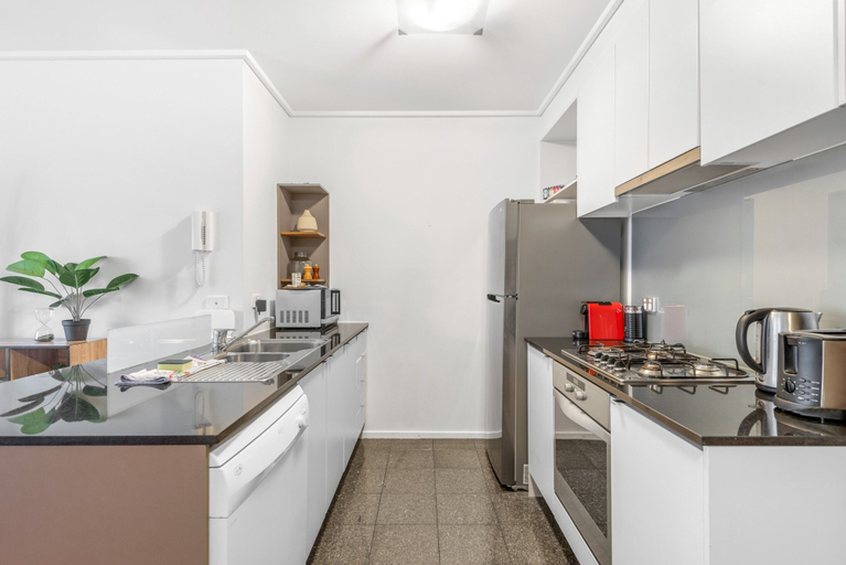 Others 3, Luxe 2-bed Apartment With River Views Near Casino, Melbourne
