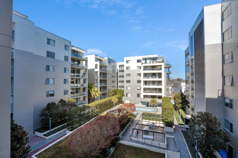 Exterior, Modern 1-bed Unit With Pool Views and Balcony, Canberra