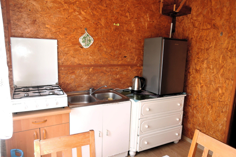 Private kitchen 5, Lakeside Getaway With Family Amenities, Kamień