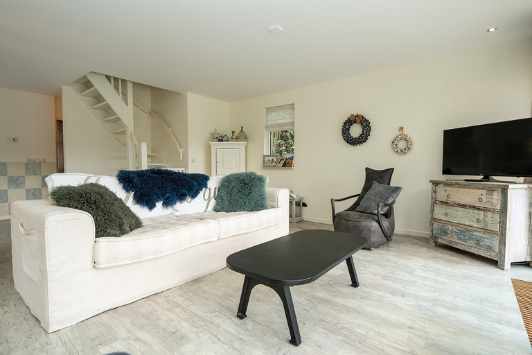 Living room 2, Lovely 4-person Villa With Private Pool, Texel