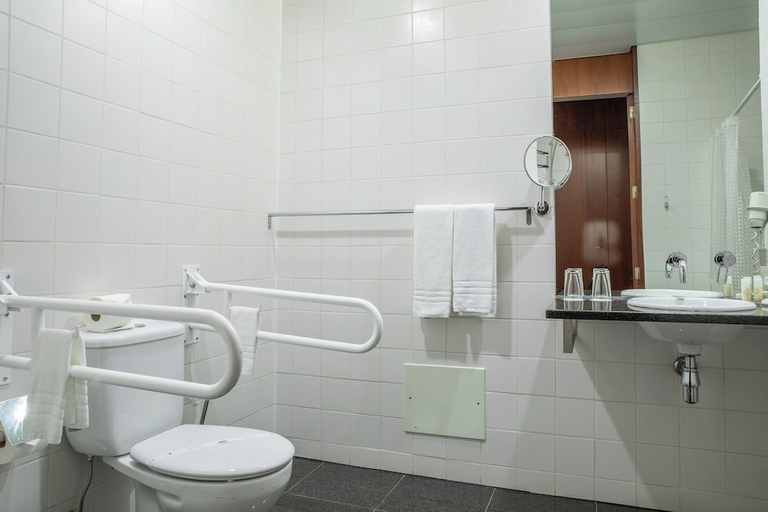 Bathroom 4, VIP Executive Arts Hotel, Lisbon