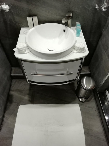 Bathroom 4, Ferdi Lilly, El Achour