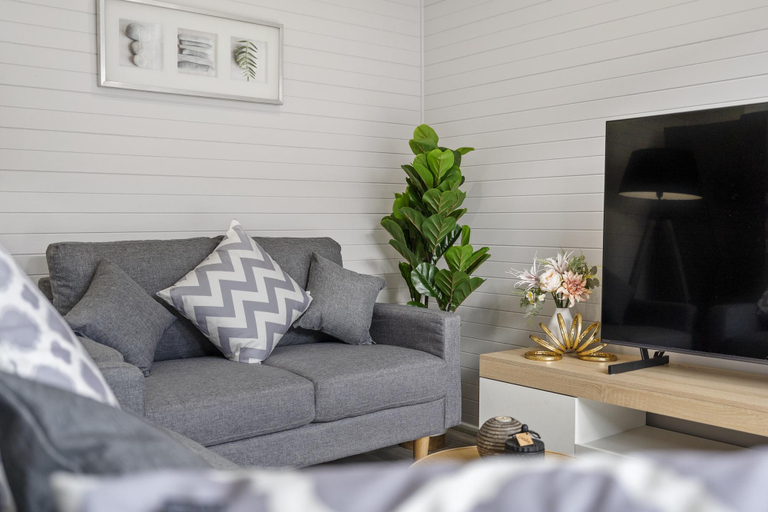 Separate living room 5, 2-Bed Rosebud Apartment with BBQ & Garden, Melbourne