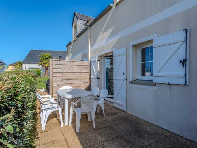 Balcony, Peaceful Coastal Stay With Access to Pool, Finistère