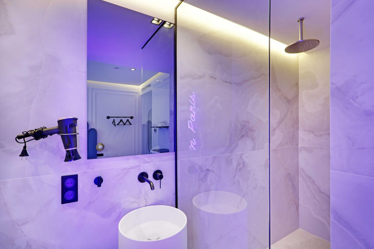 Bathroom 2, Suite with AC and  jacuzzi Beaubourg Le Marais, Paris