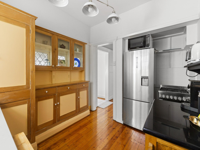 3, Fairlight 2-bed Apartment Steps From the Beach, Sydney