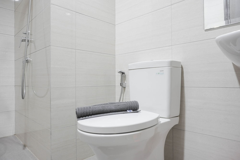 Bathroom 3, Nice And Fancy 1Br At Ciputra International Apartment, West Jakarta