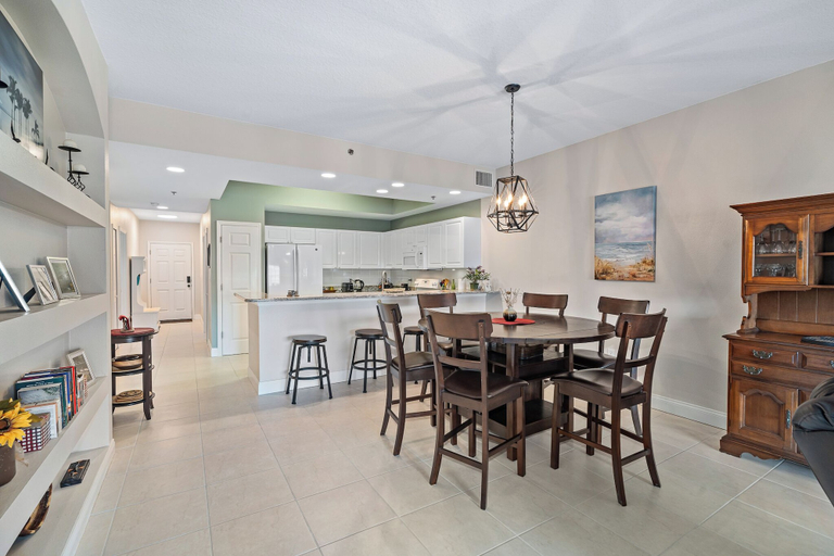 Room 5, Sunny 3BR Condo Steps to Beach Pool NSB FL, Volusia