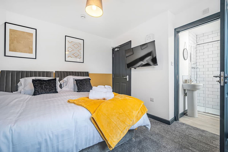 Room 2, 5-bed 5 En-suite Apartment in Manchester, Bury