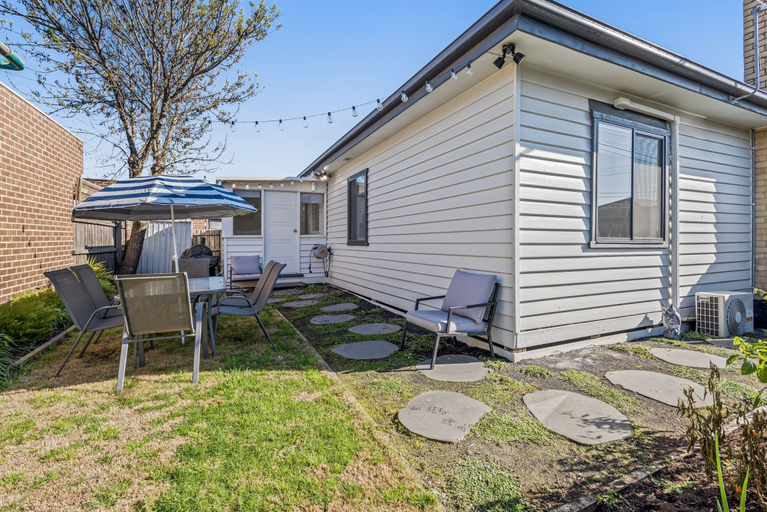 Outdoor dining 3, Spacious 3-bed With Outdoor Dining Near Airport, Melbourne